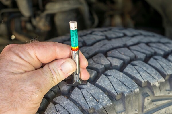 Aká je minimálna výška dezénu nákladných pneumatík?