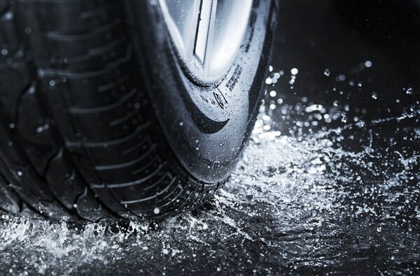 Čo je aquaplaning a ako sa mu vyhnúť?