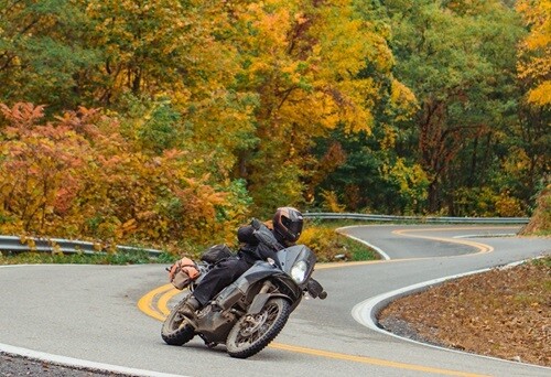 Ako si užiť jazdu na motorke aj počas jesene?