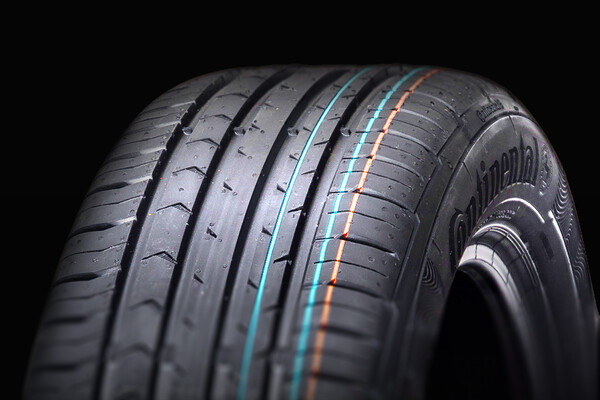 Čo znamenajú farebné prúžky na dezéne nových pneumatík?
