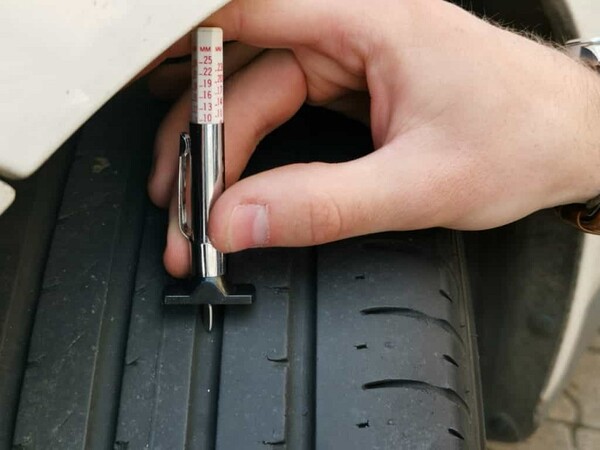 Aká je minimálna povolená výška dezénu pneumatík v zahraničí?