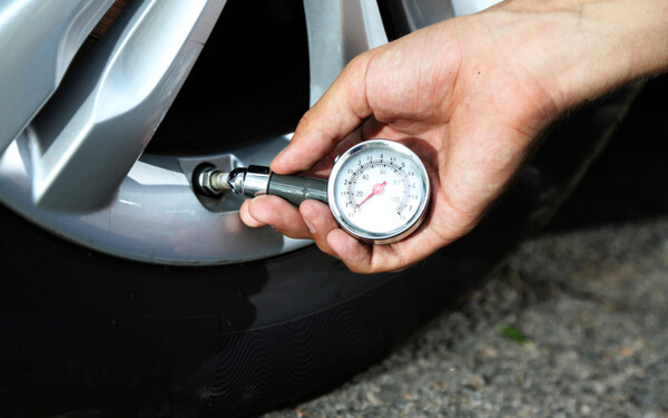 Aký tlakomer si zaobstarať do auta v prípade núdze?