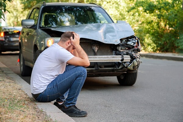 Kto zaplatí škody, keď zaviním nehodu na zjazdených pneumatikách?