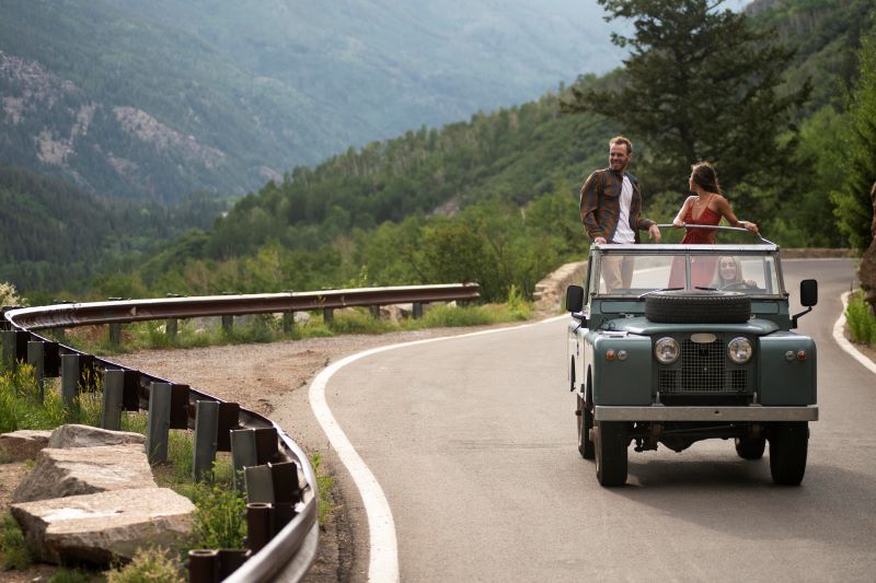 young-rural-travellers-driving-through-country-side.jpg young-rural-travellers-driving-through-country-side.jpg